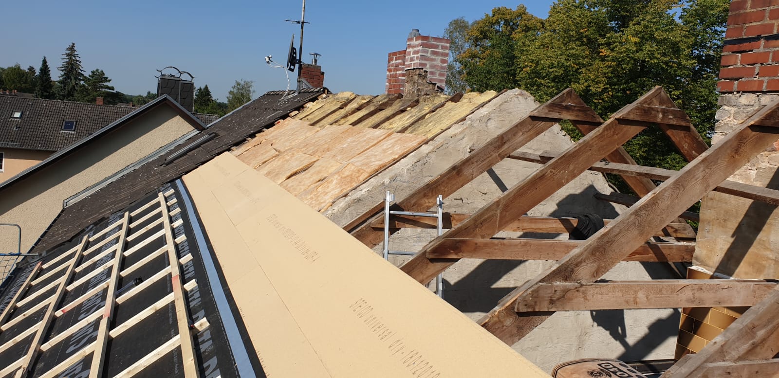 Man sieht einen Dachstuhl von Holzbau Peters Berlin