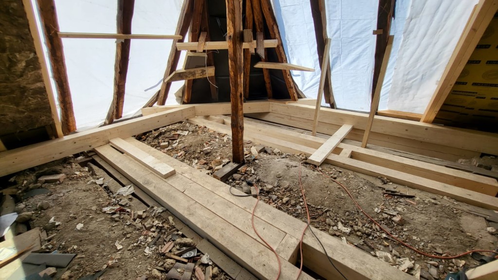 Albau Sanierung druch Holzbau Peters - ein offener Dachboden